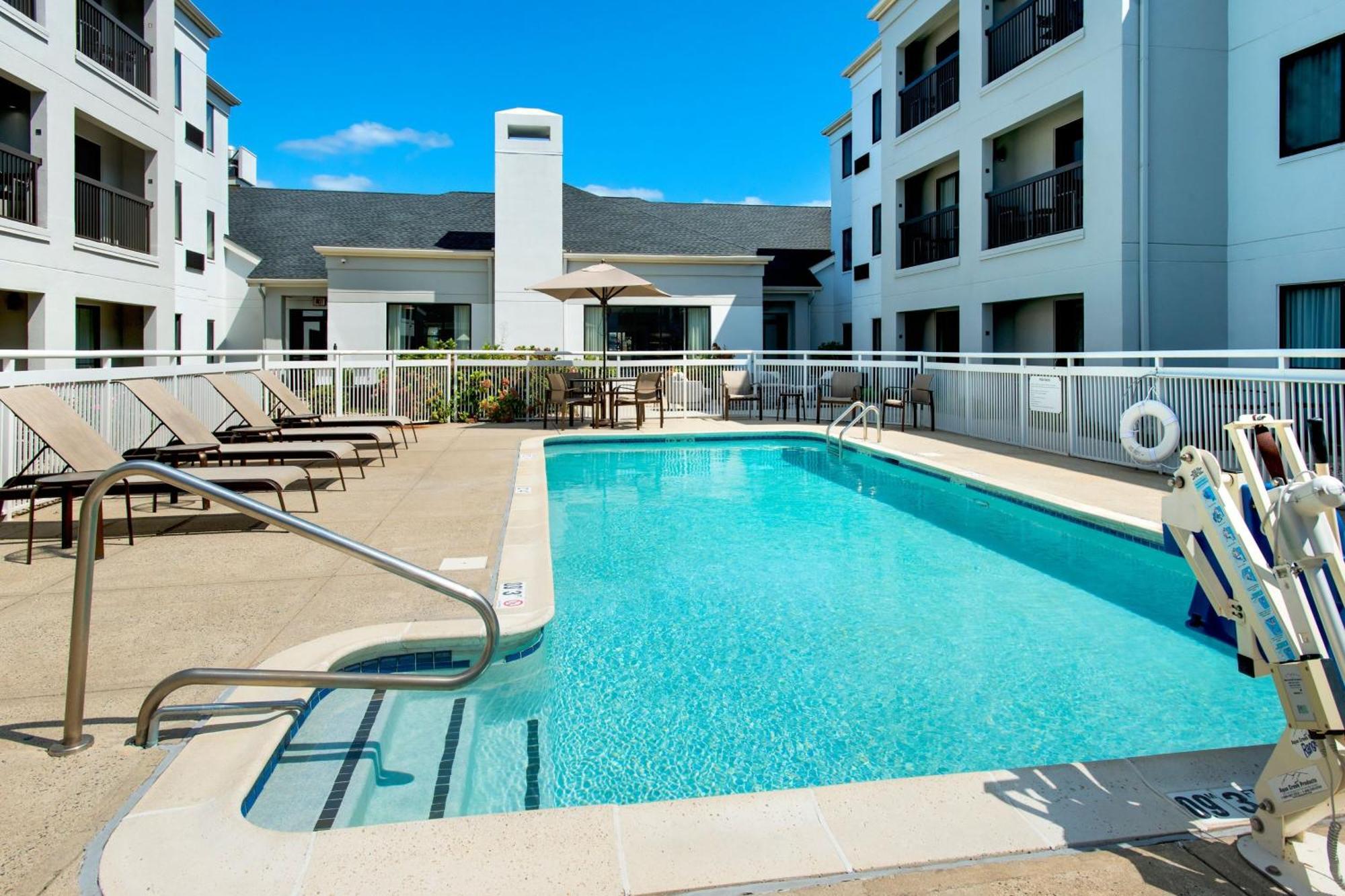 Courtyard By Marriott New Haven Orange Hotel Bagian luar foto