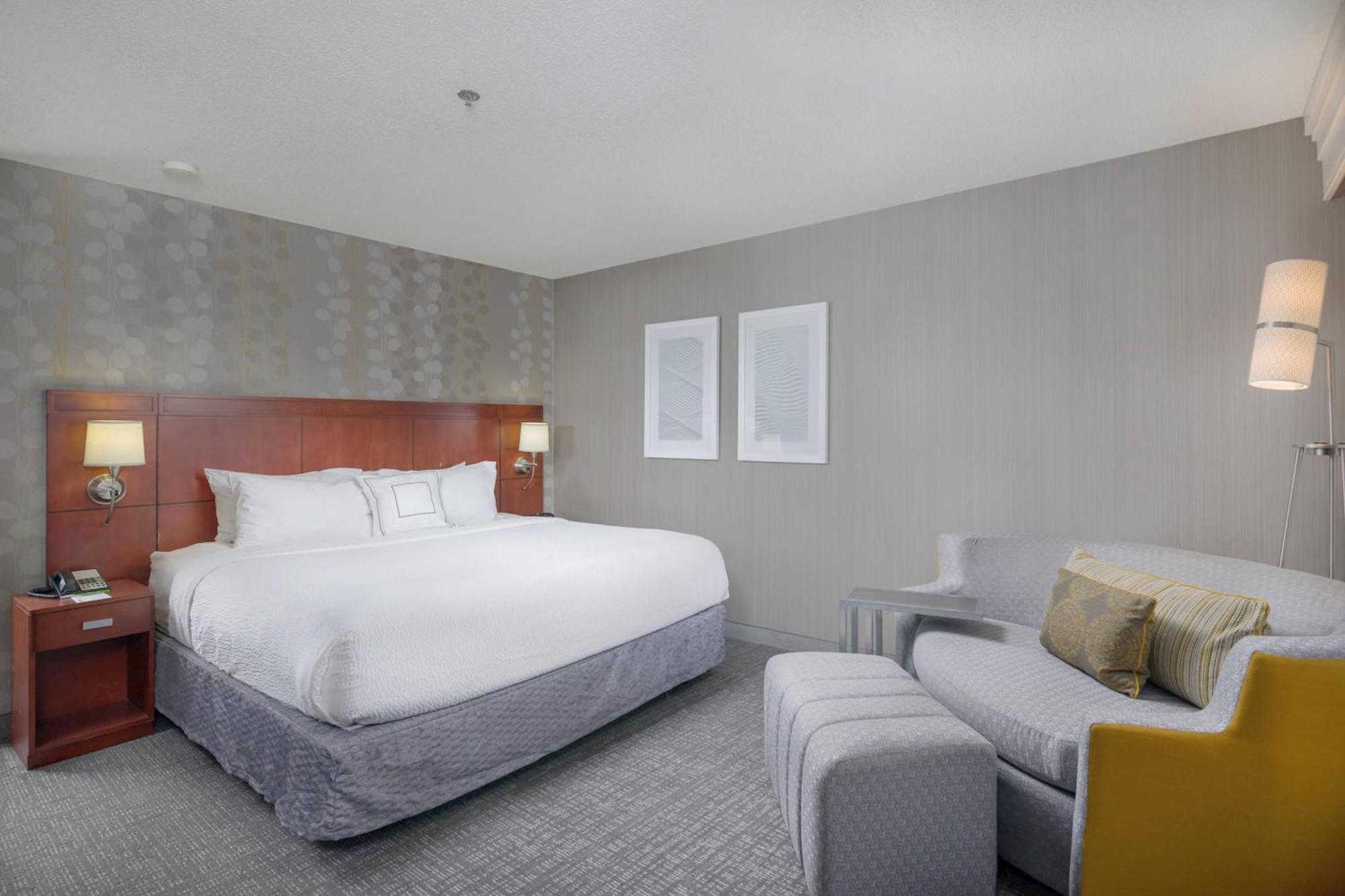 Courtyard By Marriott New Haven Orange Hotel Bagian luar foto