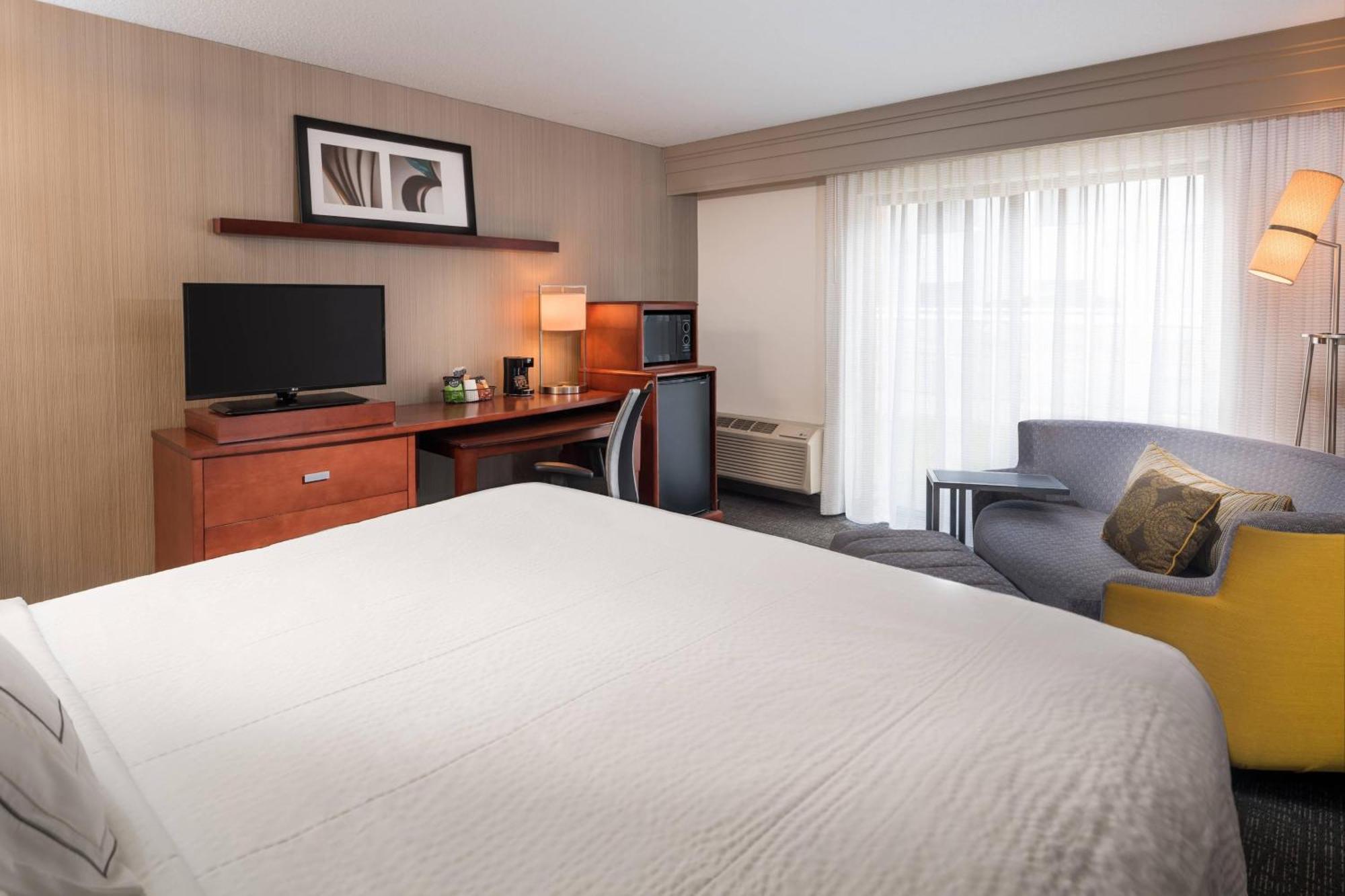 Courtyard By Marriott New Haven Orange Hotel Bagian luar foto